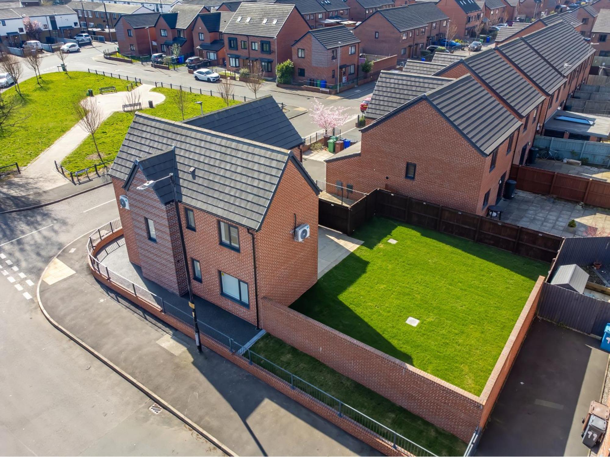 Large Family House With Free Parking - 3 Bedrooms 6 Beds *